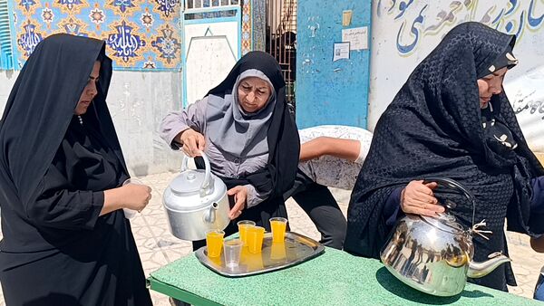 توزیع شربت و شیرینی به مناسبت میلاد پیامبر اسلام (ص) 