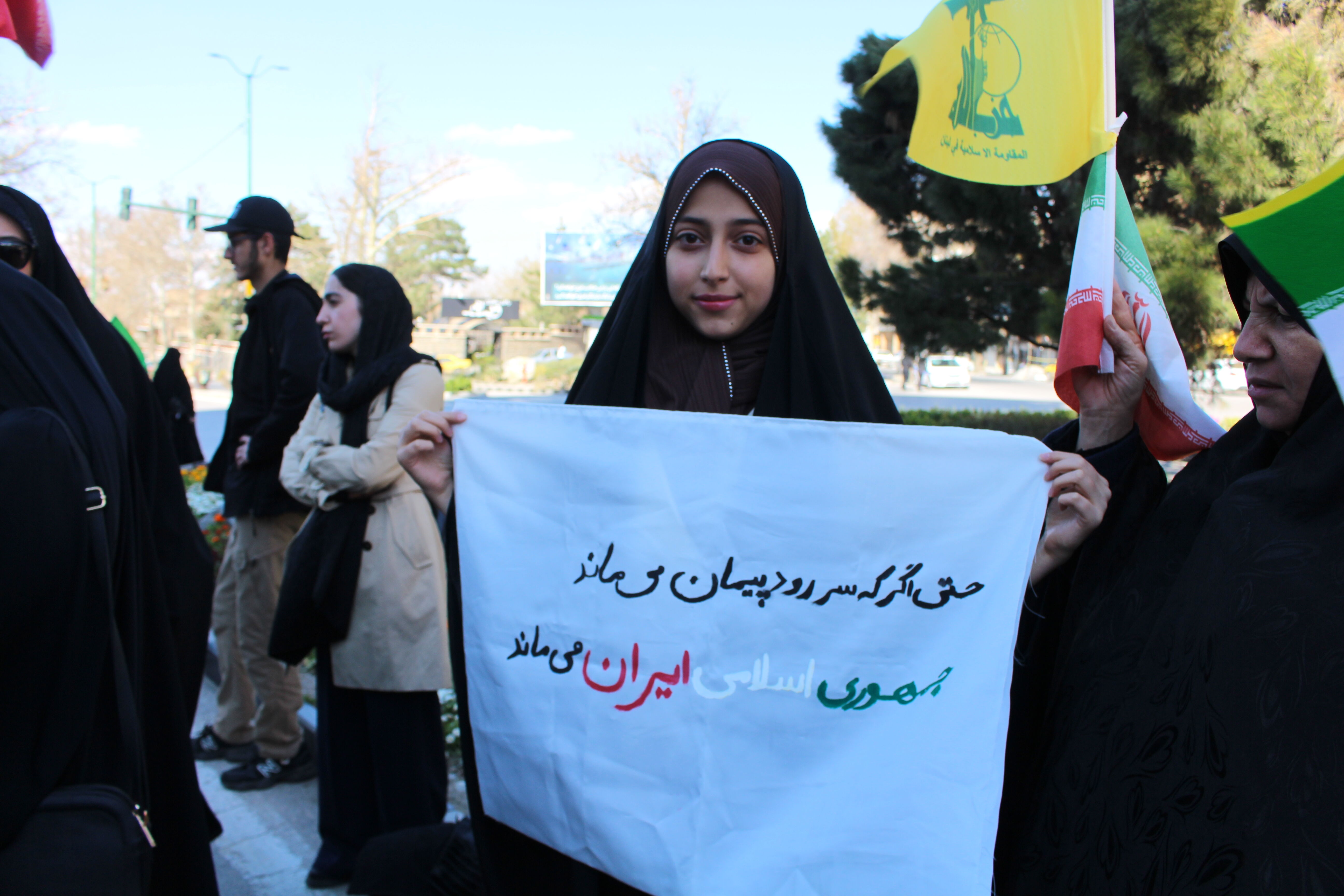  نوجوانان در صف نخست اجتماع مردمی چهلم رهبر شهید