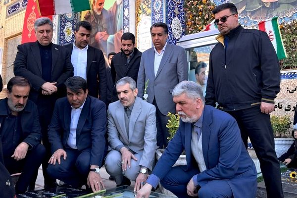 ادای احترام وزیر فرهنگ و ارشاد اسلامی به مقام شامخ شهدای کرمان