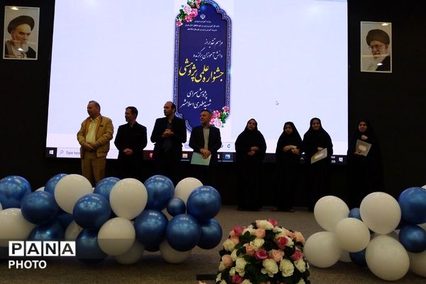 تقدیر از برگزیدگان استانی و منطقه‌‌ای مسابقات علمی پژوهشی 