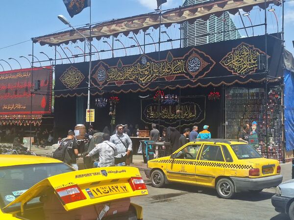 قدم‌هایی تا بهشت؛ جاماندگان اربعین در مشهد رهسپار حرم مطهر رضوی شدند