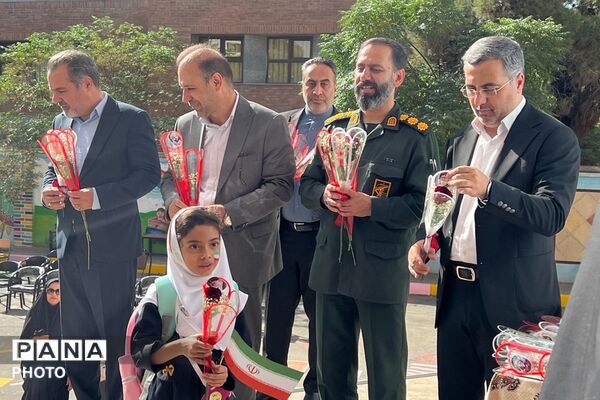نواخته شدن زنگ شکوفه ها در دبستان طواف و معماریان ناحیه دو شهرری 