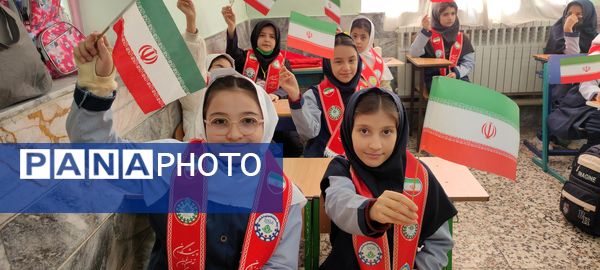 توزیع کتاب « از ایرانمان دفاع می کنیم » در بین دانش‌آموزان پیشتاز مدرسه شهید خاقانی شهرستان شیروان