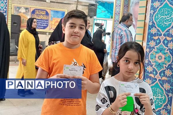 حضور مردم ولایتمدار شهرستان ورامین پای صندوق‌های اخذ رای