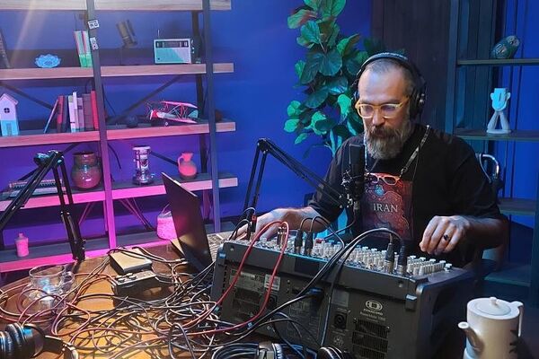 «ساعت ۲۵» روی آنتن شبکه رادیویی و تلویزیونی تهران 