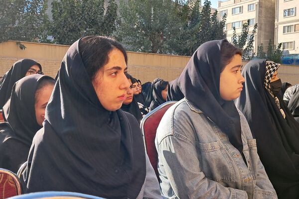 مراسم راز و رهایی؛ پنجره‌ای به دنیای دو نسل در دبیرستان نمونه‌دولتی ولایت بهارستان‌دو