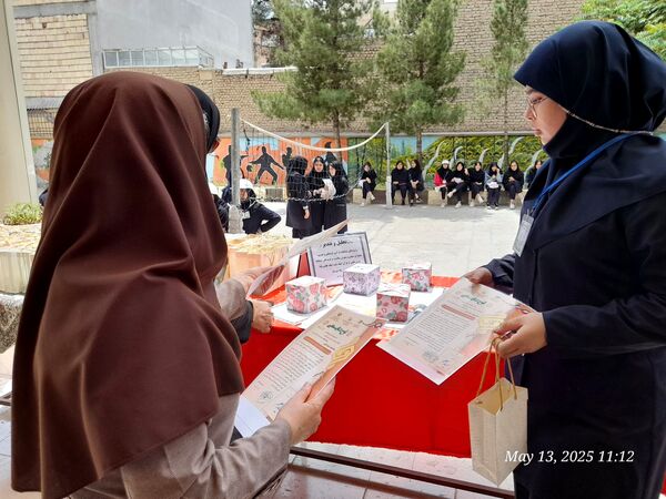 تجلیل از برگزیدگان دبیرستان ۱۵ خرداد 
