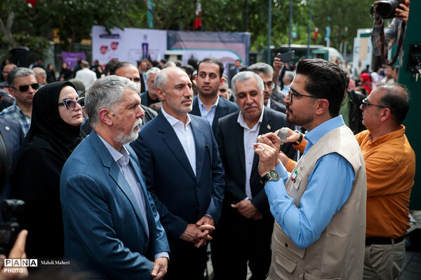 آیین بهره برداری از ۱۰ دستگاه خودرو کتابخانه عمومی سیار