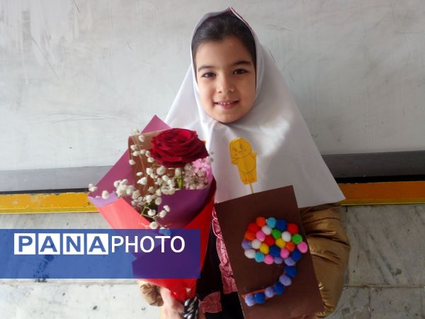 شادی دانش آموزان از یادگیری حروف الفبا و نوشتن حرف(واو)