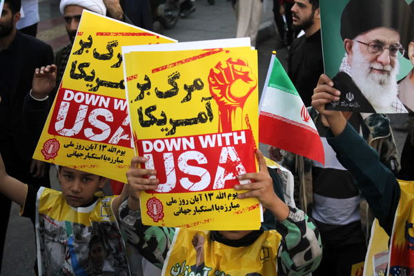 جلوه‌هایی از حضور حماسی دانش‌آموزان قم در راهپیمایی یوم الله ۱۳ آبان