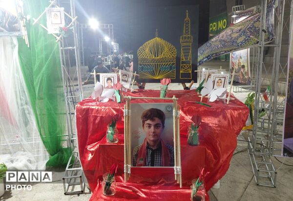 وزیر آموزش و پرورش در جمع دانش آموزان مشهدی ؛ از اقامه نماز تا بازدید از غرفه های دانش آموزی