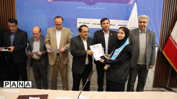 نشست صمیمی اعضای تشکل های دانش آموزی با مدیرکل آموزش وپرورش استان اردبیل