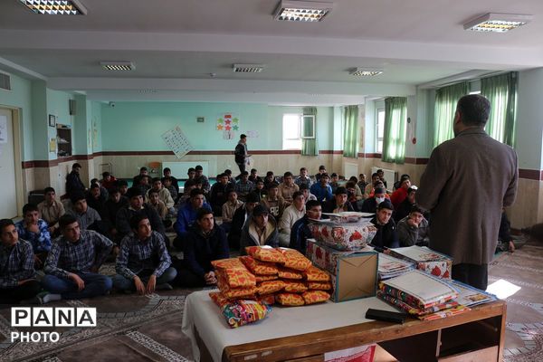 تجلیل از دانش‌آموزان برتر علمی و ورزشی مدرسه ولایت به مناسبت هفته امور‌تربیتی