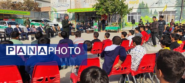 آشنا شدن دانش‌آموزان مدرسه فرزانگان با انواع آسیب‌های اجتماعی 