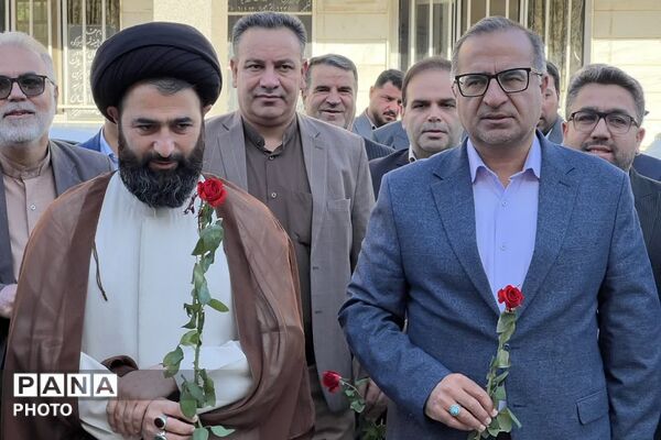 گلباران مزار شهدای فیروزکوه هم‌زمان با آغاز هفته دولت؛ تجدید میثاق مسئولان با آرمان‌های شهدا