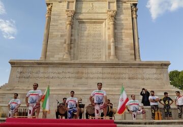 طنین شاهنامه در آرامگاه فردوسی؛ نقالی دانش‌آموز خبرنگار پانا