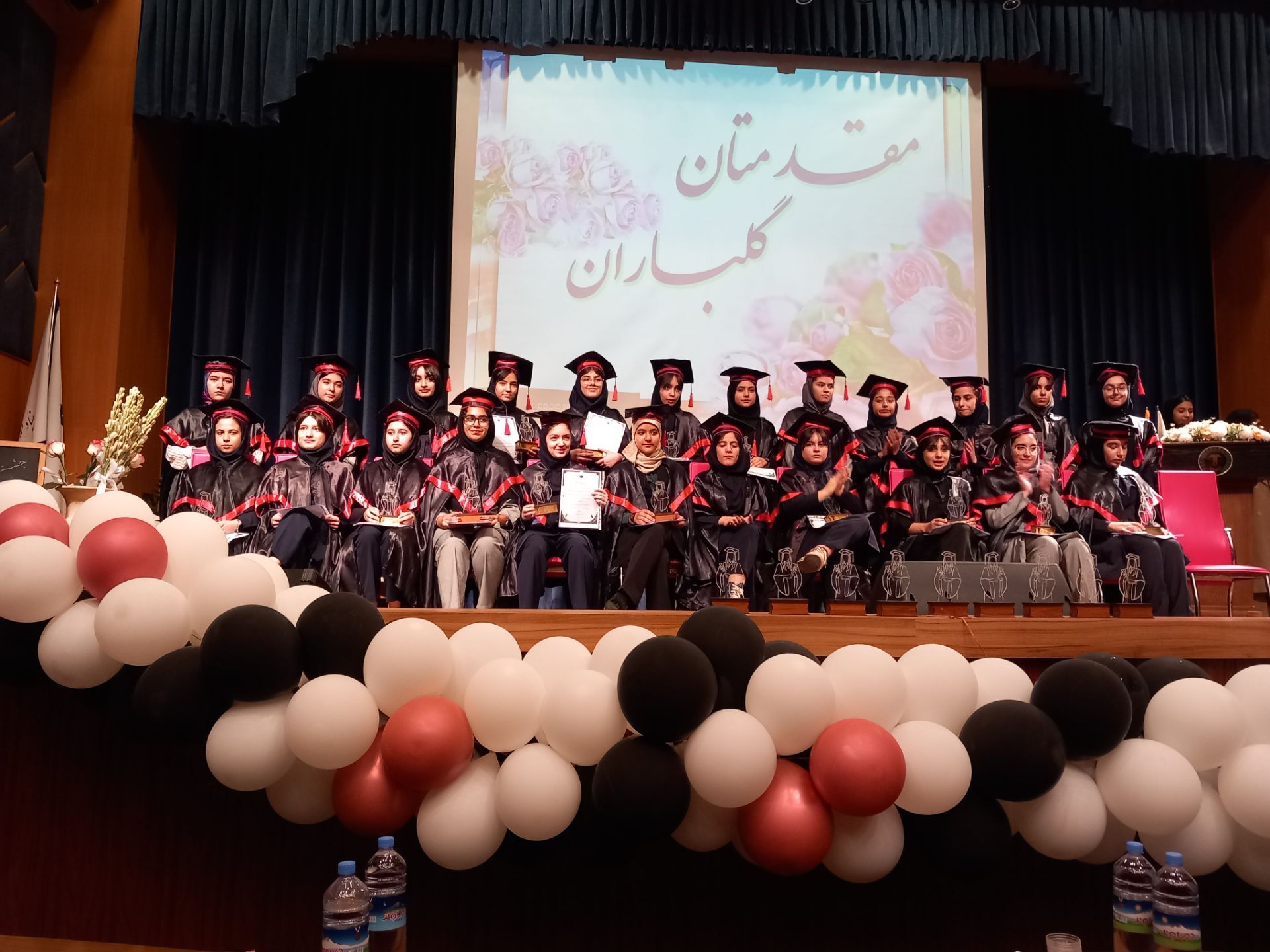 جشن فارغ تحصیلی وتقدیر ازدانش آموزان پایه نهم دبیرستان آرمینه مصلی نژاد ناحیه ۶