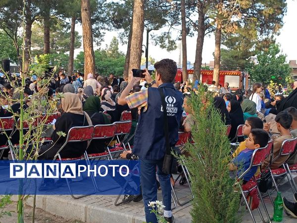 قدم هایی به عشق معلمان