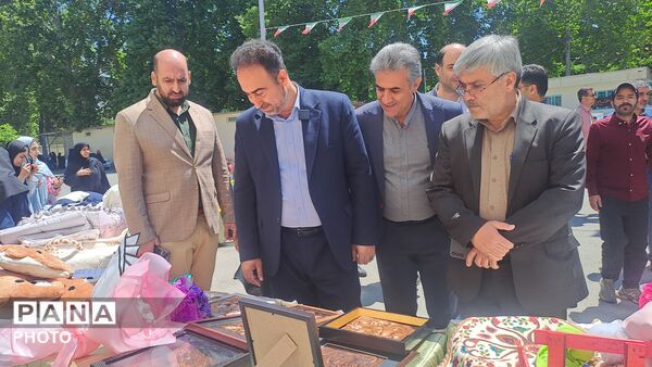 خروش جوانان در مصلی کرج با اجرای سرود و رجزخوانی  دانش‌آموزان در آیین پاسداشت میهن