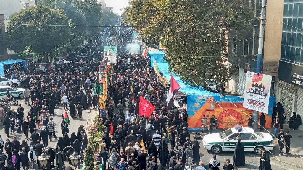 استقبال پر شور مردم از پیاده روی جاماندگان اربعین در مسیر خیابان ۱۷ شهریور تهران