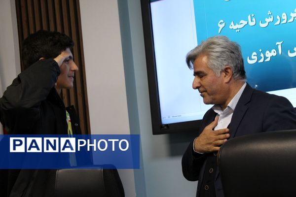 اولین نشست هیئت‌رئیسه و اعضای شورای دانش‌آموزی آموزش و پرورش ناحیه ۶  