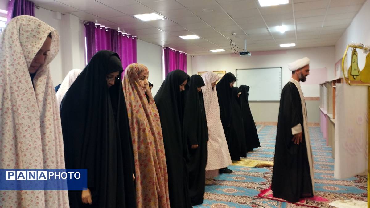 نواخته شدن زنگ نماز در دبیرستان حضرت معصومه(س) شهرستان خلیل‌آباد با شعار «مِهر با مُهر»