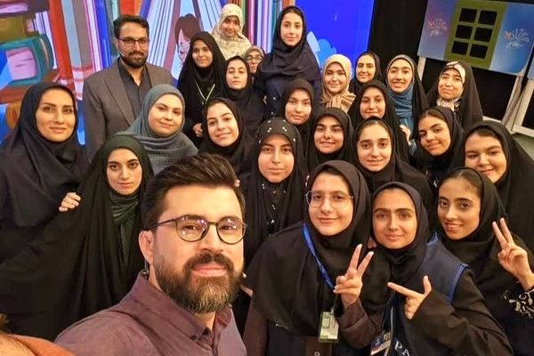 حضور دانش آموزخبرنگاران دختر پانا در برنامه هم‌شاگردی سلام