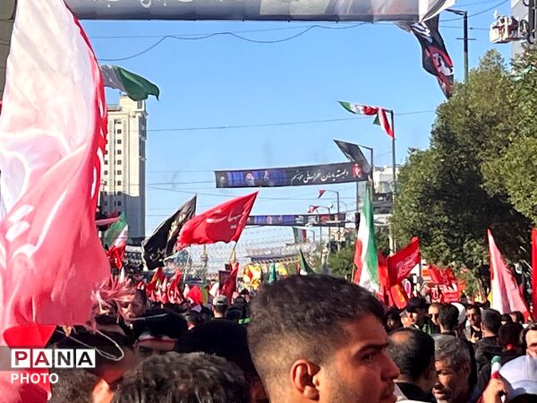 حضور گسترده مردم در مراسم تشییع و تدفین رهبر شهید و خانواده گرامیشان