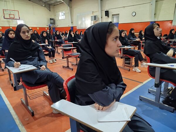 مراسم آغاز سال تحصیلی جدید ویژه دانش‌آموزان ورودی دهم در دبیرستان نمونه محبی نیشابور