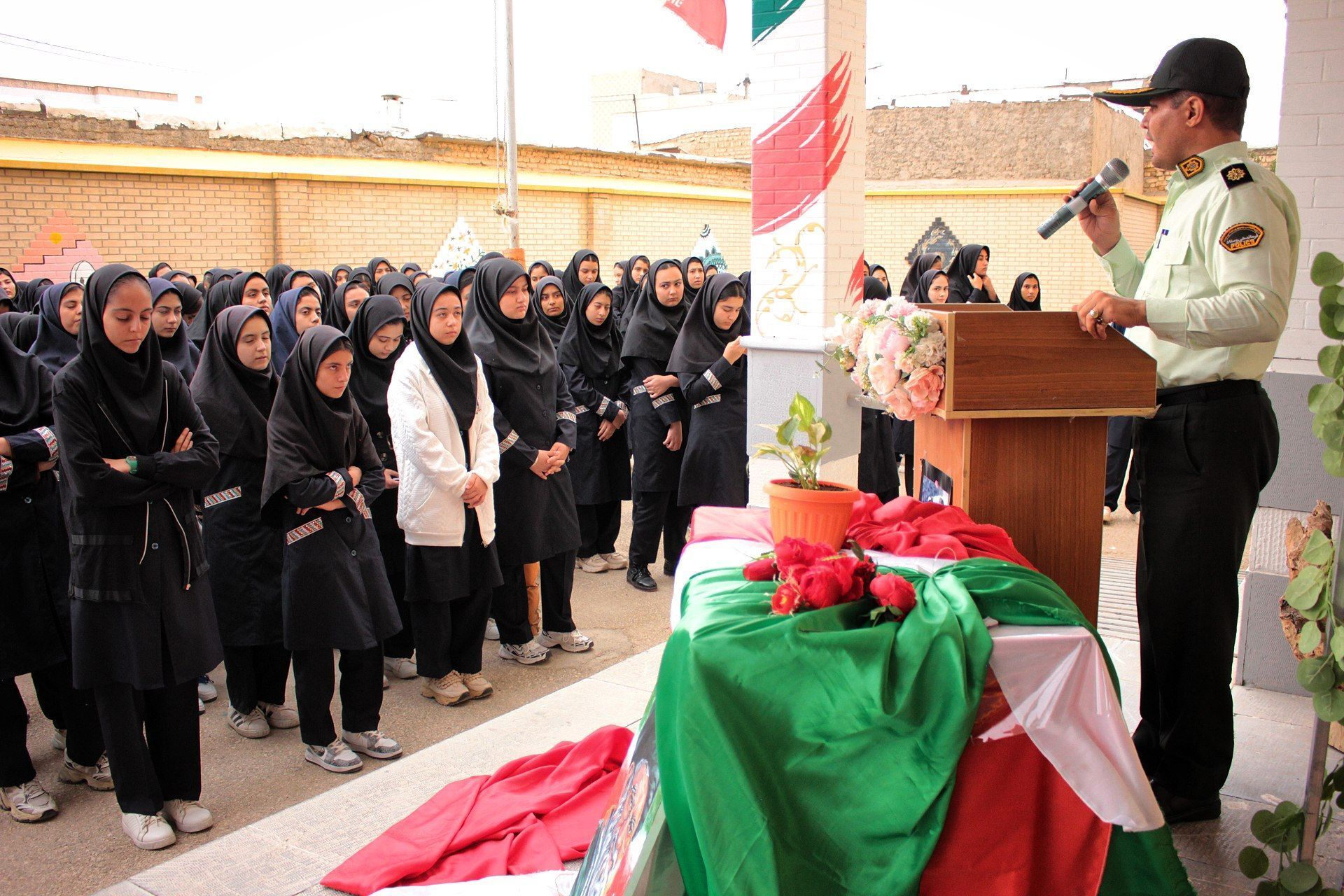 مراسم گرامیداشت هفته نیروی انتظامی در هنرستان شهید سادلجی 
