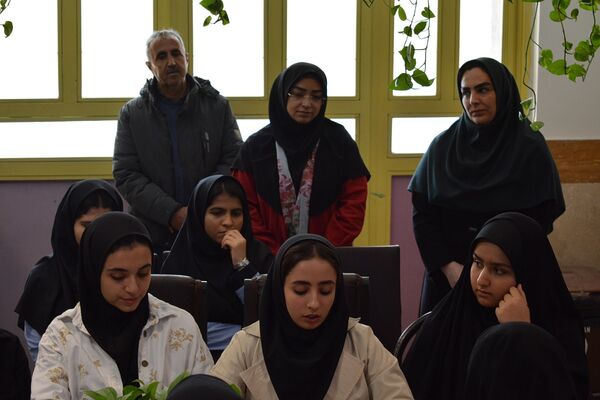 برای اولین‌بار برگزاری کافه ۵۷ در دبیرستان‌ نمونه دولتی ولایت بهارستان‌دو