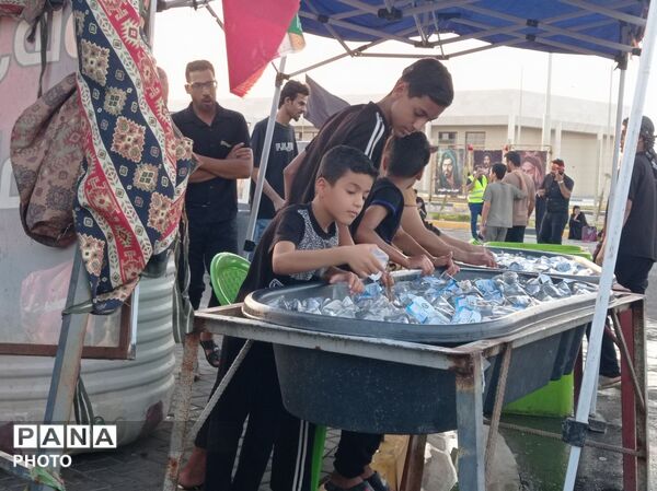 آیینِ کوچکِ مهمان‌نوازی در مسیرِ بی‌پایانِ نجف به کربلا