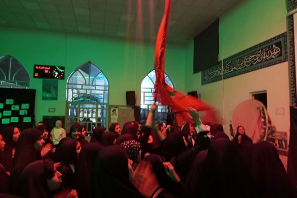 اعتکاف دانش‌آموزی رباط‌کریم با پرچم‌گردانی حضرت ابوالفضل(ع)