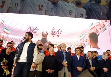 بدرقه ملی‌پوشان در میدان انقلاب