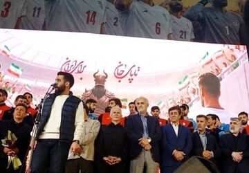 بدرقه ملی‌پوشان در میدان انقلاب