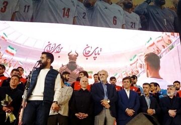 بدرقه ملی‌پوشان در میدان انقلاب