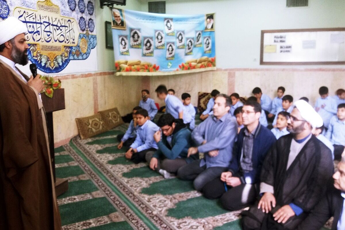 برپایی نماز جماعت مدارس کهریزک با حضور امام جمعه منطقه 