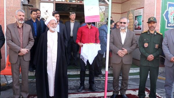 آیین نواختن زنگ سپاس معلم به مناسبت گرامیداشت مقام معلم در دبیرستان حکمت ناحیه 2 اراک