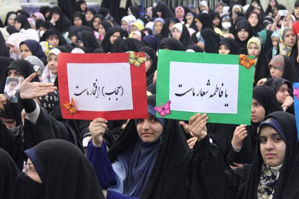 همایش دانش‌آموزی حافظان نور در حرم حضرت معصومه(س)