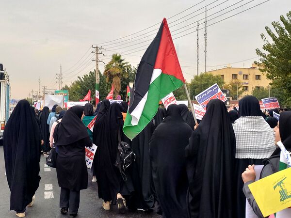 حضور دانش آموزان اسلامشهری در راهپیمایی ۱۳ آبان