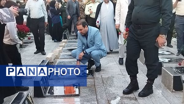 غبارروبی مزار شهدا توسط مسئولین شهرستان نیشابور انجام شد 