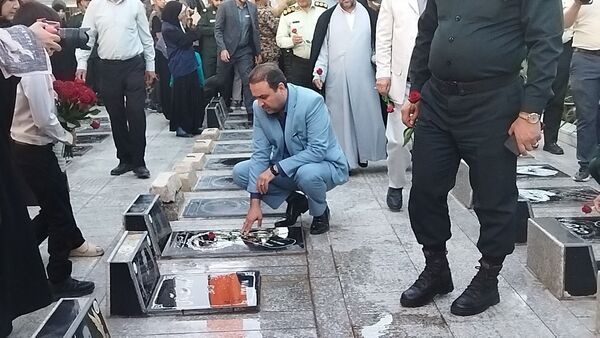 غبارروبی مزار شهدا توسط مسئولین شهرستان نیشابور انجام شد 