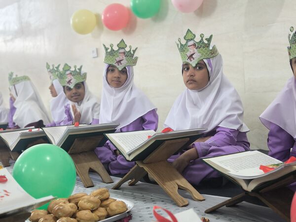 جشن قرآن کلاس اولی‌ها در دبستان شهید بهشتی قلعه‌گنج