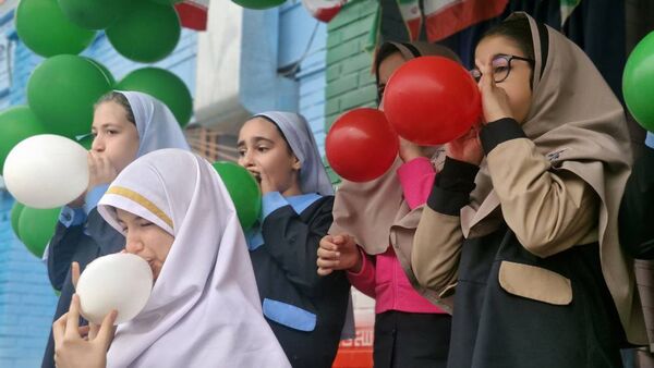 سالروز پیروزی انقلاب اسلامی در دبستان حافظ یک