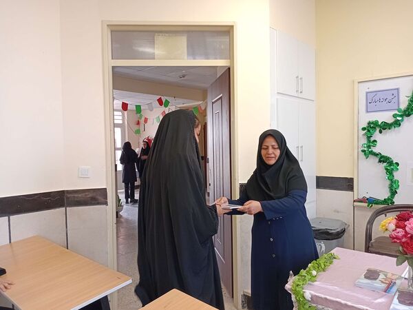 اهدای جوایز به دانش آموزان جدید الورود دبیرستان مادرمهربان خلیل آباد