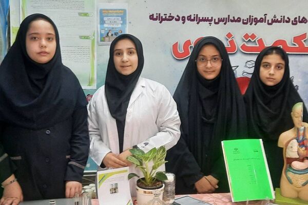 برگزاری نمایشگاه دستاوردهای دانش آموزان دخترانه دبیرستان حکمت ناحیه دو شهرری 