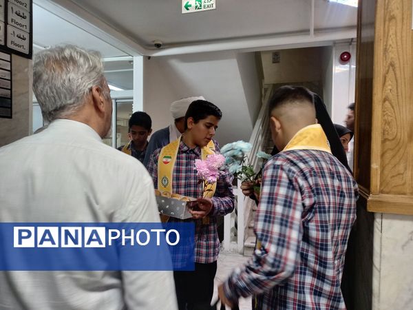 قدردانی پیشتازان دبیرستان باقریه از فرشتگان سفیدپوش در بیمارستان موسی بن جعفر(ع)