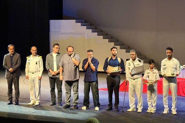 شب باشکوه در نکوداشت شهدا و بازماندگان سرافراز ناوشکن «دنا»؛ از بغض کارگردان جوان و تا قول سربازان دلاور دریایی برای حفظ ایران