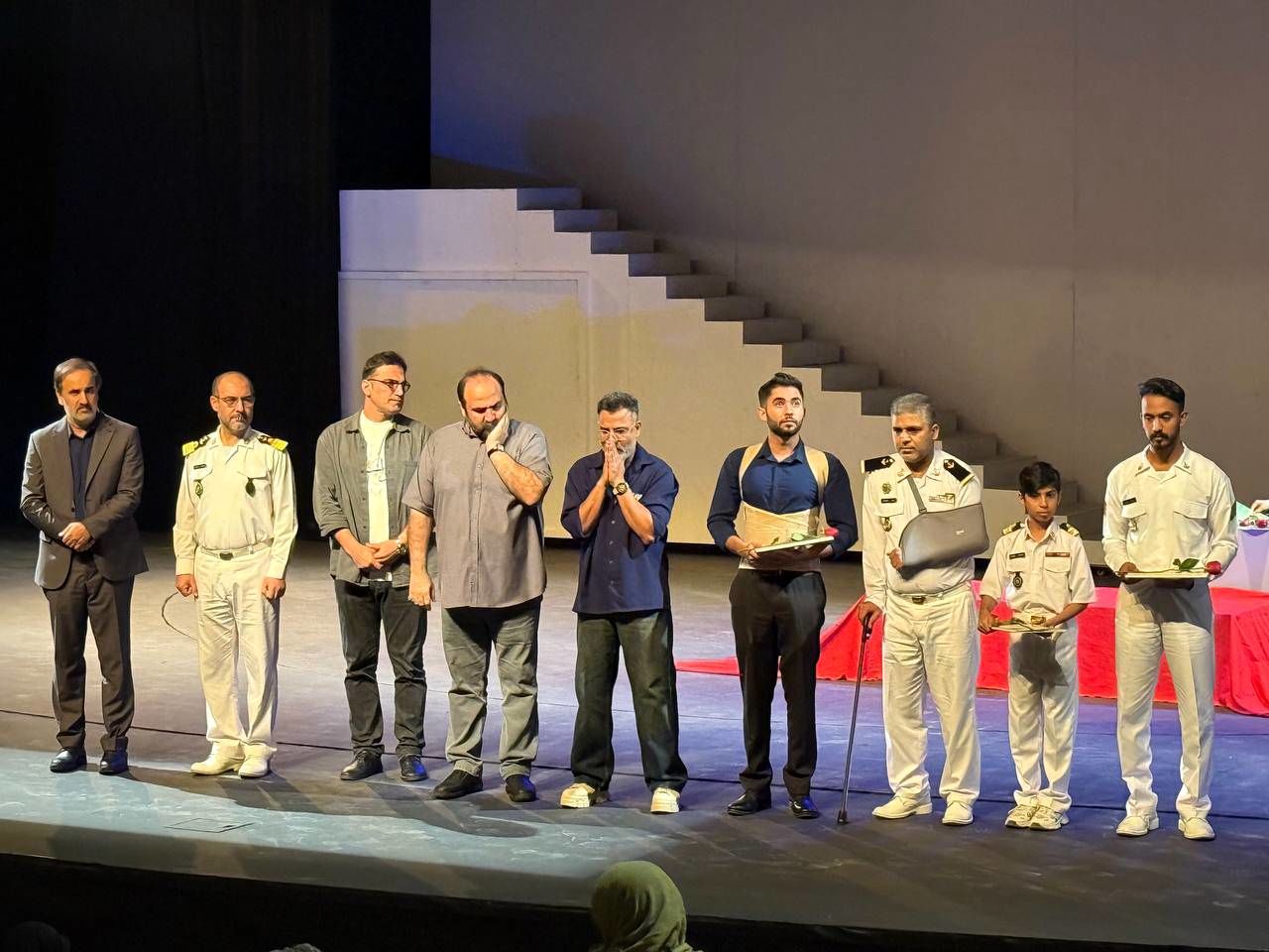 شب باشکوه در نکوداشت شهدا و بازماندگان سرافراز ناوشکن «دنا»؛ از بغض کارگردان جوان و تا قول سربازان دلاور دریایی برای حفظ ایران