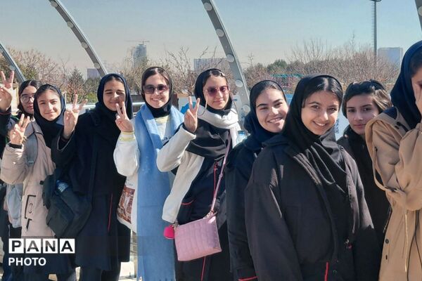بازدید پرشور دختران دبیرستان قیام و بعثت‌۲ از بلندترین نماد پایتخت